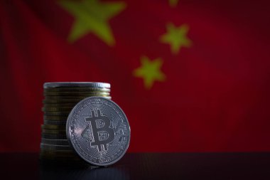 Çin bayrağı üzerinde bitcoin. Çin 'de Bitcoin yasağı.