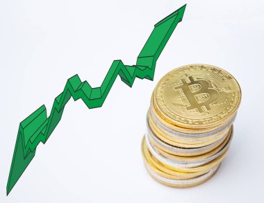 Beyaz arkaplan üzerinde bitcoin ve yeşil ok yığını