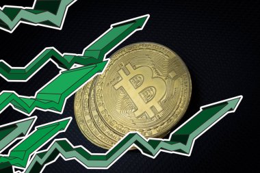 Beyaz arkaplan üzerinde bitcoin ve yeşil ok yığını