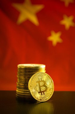 Çin bayrağı üzerinde bitcoin. Çin 'de Bitcoin yasağı.