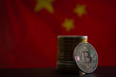 Çin bayrağı üzerinde bitcoin. Çin 'de Bitcoin yasağı.