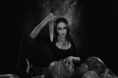 Bıçaklı gotik kız, balkabağı ve diğer Cadılar Bayramı şeyleri..