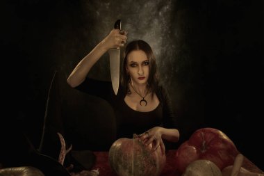 Bıçaklı gotik kız, balkabağı ve diğer Cadılar Bayramı şeyleri..
