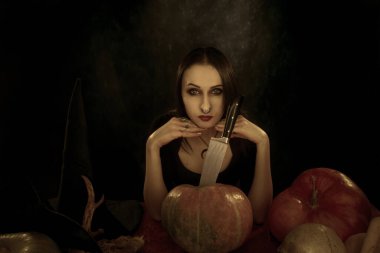 Balkabaklı gotik kız ve diğer cadılar bayramı şeyleri.