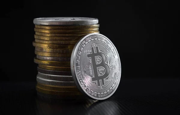 Egy Ezüst Bitcoin Egy Halom Bitcoin Fekete Alapon — Stock Fotó