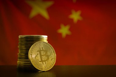 Çin bayrağı üzerinde bitcoin. Çin 'de Bitcoin yasağı.