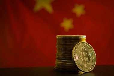 Çin bayrağı üzerinde bitcoin. Çin 'de Bitcoin yasağı.