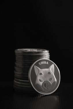 Shiba INU madeni parasıyla kara arka planda şifreli para yığını