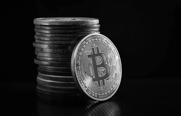 Bitcoin Plata Una Pila Bitcoins Sobre Fondo Negro — Foto de Stock