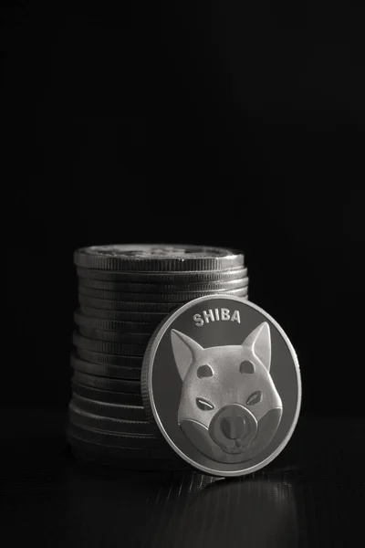 Moneta Shiba Inu Con Pila Criptovalute Sfondo Scuro — Foto Stock