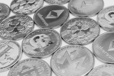 Beyaz arkaplan üzerinde kripto para (altsikkeler ve bitcoinler). 