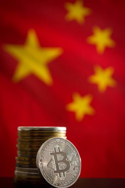 Çin bayrağı üzerinde bitcoin. Çin 'de Bitcoin yasağı.