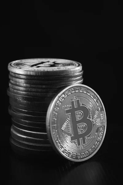 Bitcoin Argent Pile Bitcoins Sur Fond Sombre — Photo