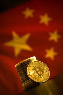 Çin bayrağı üzerinde bitcoin. Çin 'de Bitcoin yasağı.