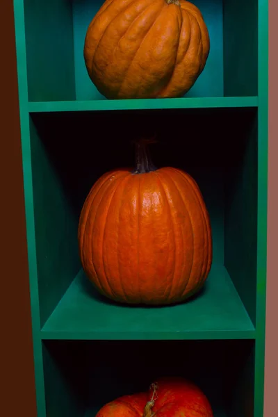 Trois Citrouilles Sur Une Étagère Verte — Photo