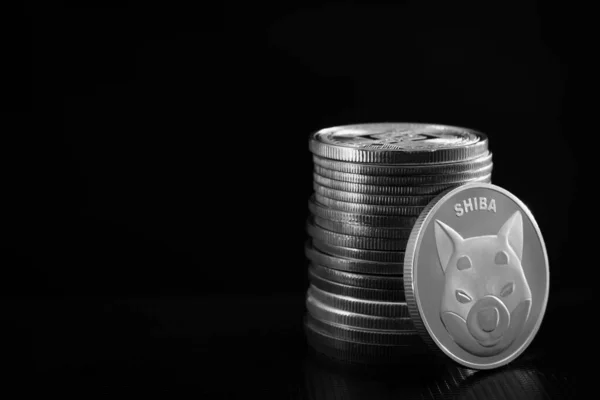 Shiba Inu Mynt Och Stack Cryptocurrencies Över Mörk Bakgrund — Stockfoto