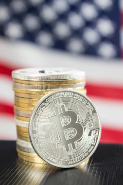 ABD bayrağı üzerinde bitcoin yığını