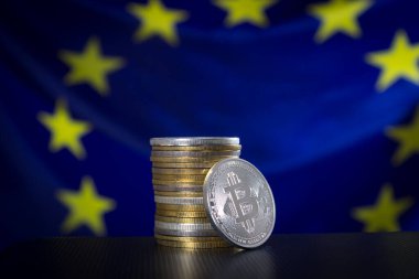 AB bayrağı üzerinde bitcoin yığını. Bitkonlara odaklan.