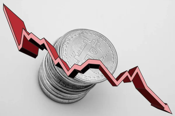 Montón Bitcoins Con Flecha Roja Sobre Fondo Blanco Caída Del —  Fotos de Stock