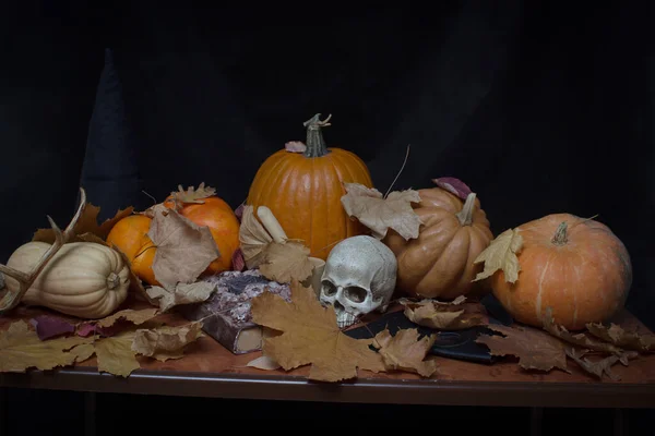 Zucche Cappello Strega Libro Incantesimi Teschio Tavolo Concetto Vigilia Halloween — Foto Stock