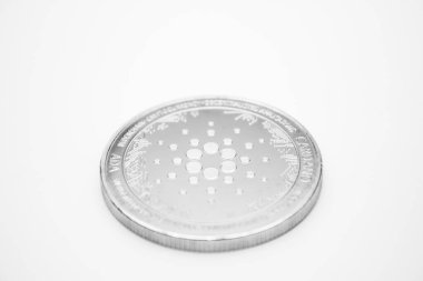 Beyaz arka planda gümüş bir Cardano ADA madeni para