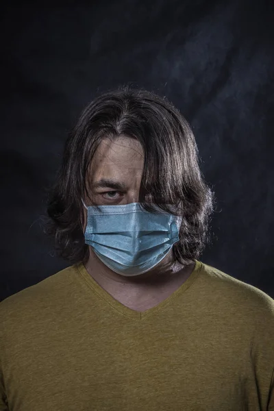 Muž Lékařskou Maskou Přes Tmavé Pozadí — Stock fotografie