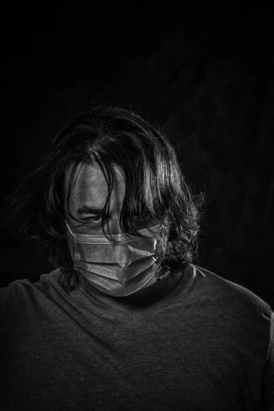Mann Mit Medizinischer Maske Vor Dunklem Hintergrund — Stockfoto