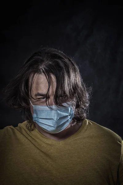 Homem Usando Máscara Médica Sobre Fundo Escuro — Fotografia de Stock