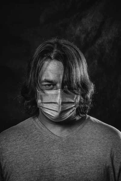 Άντρας Που Φοράει Ιατρική Μάσκα Σκούρο Φόντο — Φωτογραφία Αρχείου
