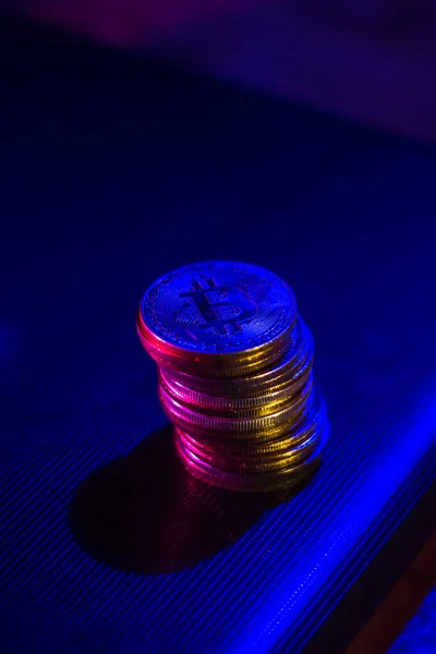 Egy Halom Bitcoin Sötét Felületen Neonfényben — Stock Fotó