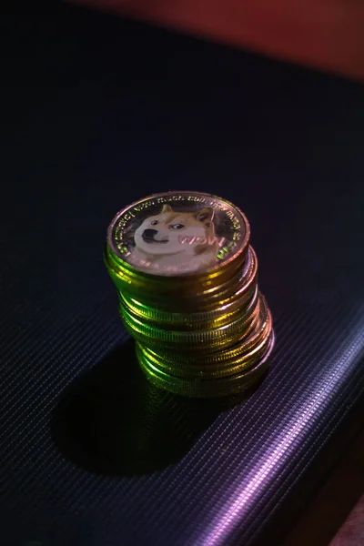 Stos Bitcoinów Ciemnej Powierzchni Neonach — Zdjęcie stockowe