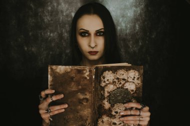 Koyu arkaplan üzerinde büyü kitabı ile güzel