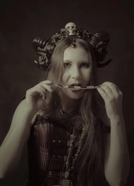 Rohatý Gotický Dívka Jíst Sladký Had Přes Tmavé Pozadí — Stock fotografie
