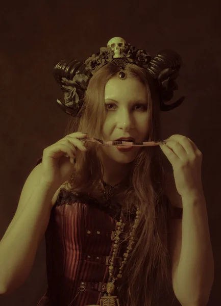Gehörntes Gothic Girl Isst Süße Schlange Vor Dunklem Hintergrund — Stockfoto