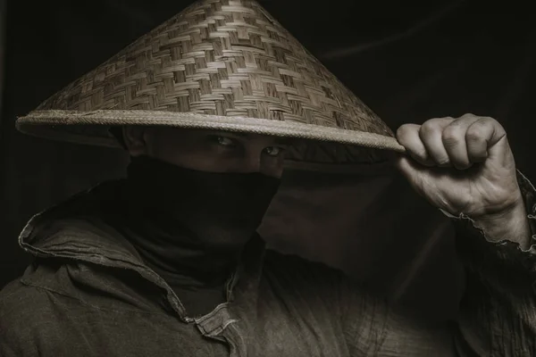 Ninja Chapéu Posando Sobre Fundo Escuro — Fotografia de Stock