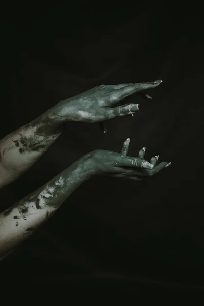 Schwarz Bemalte Hände Vor Dunklem Hintergrund — Stockfoto