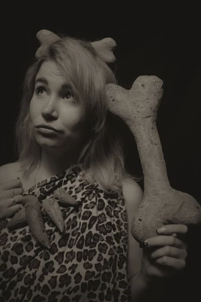 Mujer Prehistórica Posando Sobre Fondo Oscuro Con Hueso Enorme —  Fotos de Stock