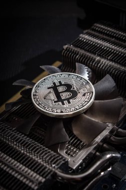 Grafik video üzerinde bir gümüş bitcoin
