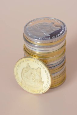 Sarı arkaplan üzerindeki köpek ögeleri yığını