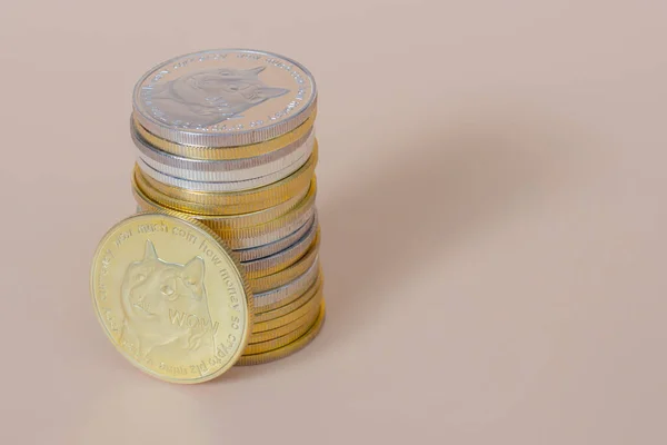 Stack Dogecoins Över Gul Bakgrund — Stockfoto