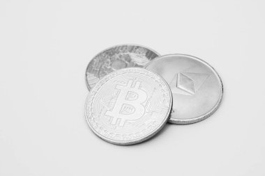 Bitcoin, ethereum coin ve dalgalı para beyaz arkaplan üzerinde