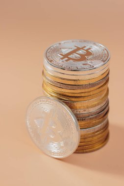 Sarı arkaplan üzerine bitcoin yığını
