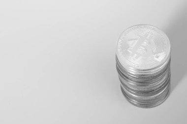 Sarı arkaplan üzerine bitcoin yığını