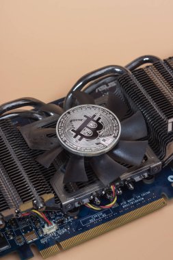 Grafik video üzerinde bir gümüş bitcoin