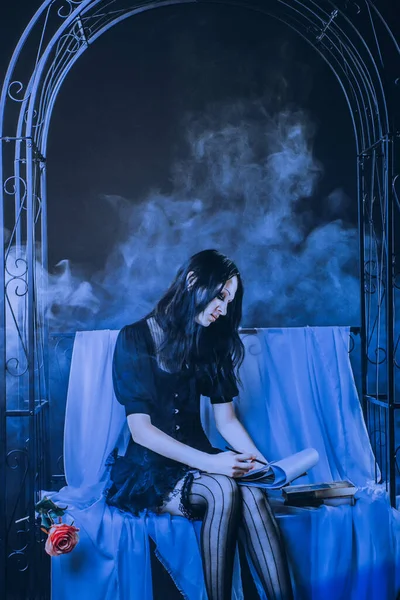Mooi Gothic Meisje Zitten Een Bank Donkere Achtergrond — Stockfoto