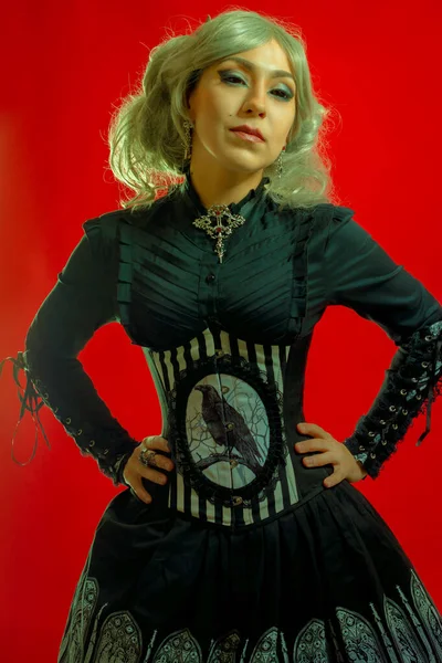 Jolie Fille Gothique Aux Yeux Noirs Posant Sur Fond Sombre — Photo
