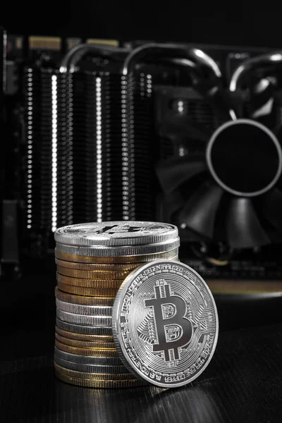 Grafik video kartı üzerine bitcoin yığını