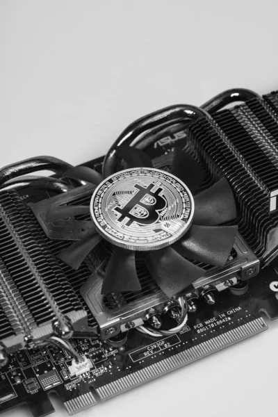 Ett Silver Bitcoin Över Grafiskt Videokort — Stockfoto