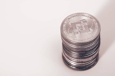 Beyaz arkaplan üzerine binance sikkeleri yığını