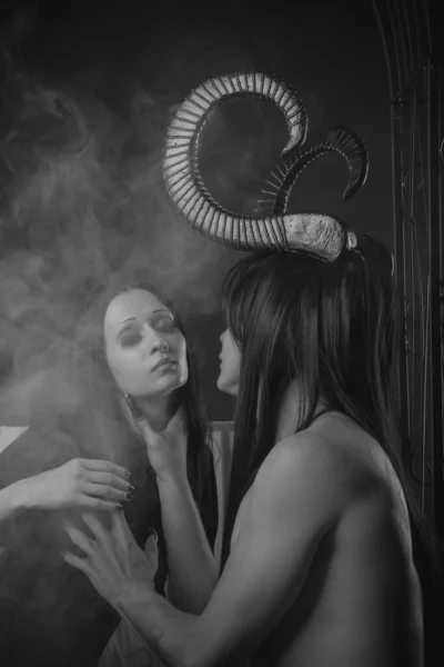 Horned Demon Försöker Röra Oskyldig Gotisk Flicka — Stockfoto